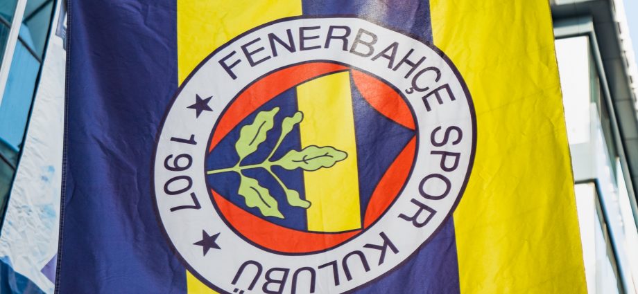 Kaos në Anderlecht – Fenerbahce, ndeshja ndërpritet