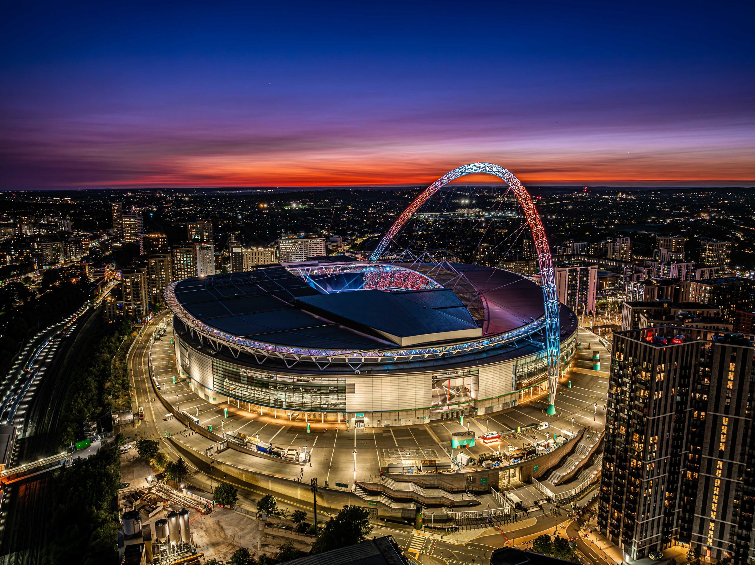 Wembley pritet të ngjyroset kuqezi, sfida e së premtes