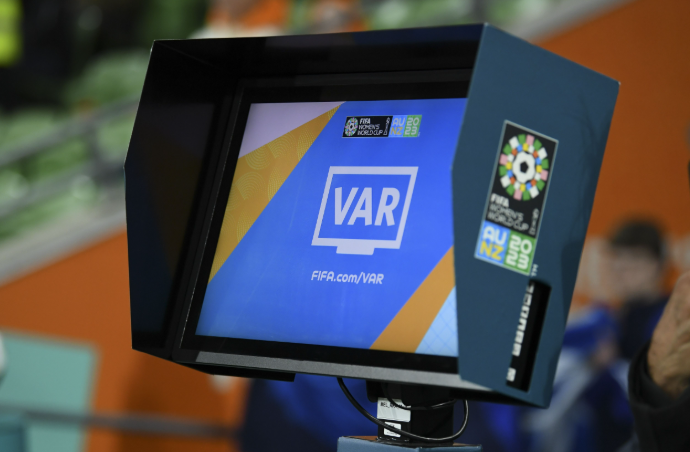 FIFA mendon për ndryshim në përdorimin e VAR