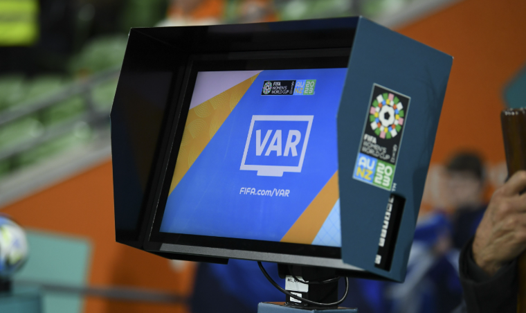 FIFA mendon për ndryshim në përdorimin e VAR