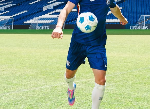 Liam Delap zyrtarisht pjesë e Chelsea