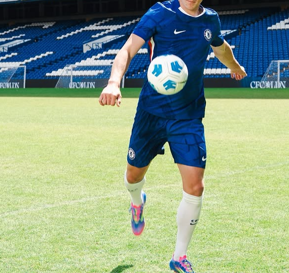 Liam Delap zyrtarisht pjesë e Chelsea