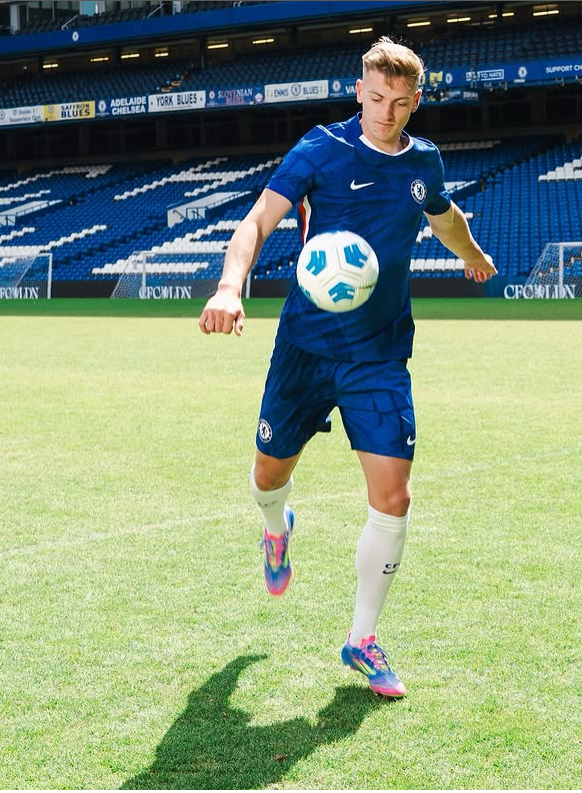 Liam Delap zyrtarisht pjesë e Chelsea