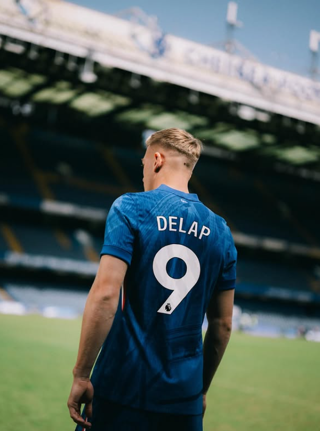 Liam Delap zyrtarisht pjesë e Chelsea