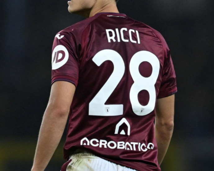 Milan, tre prurje të reja në mesfushë