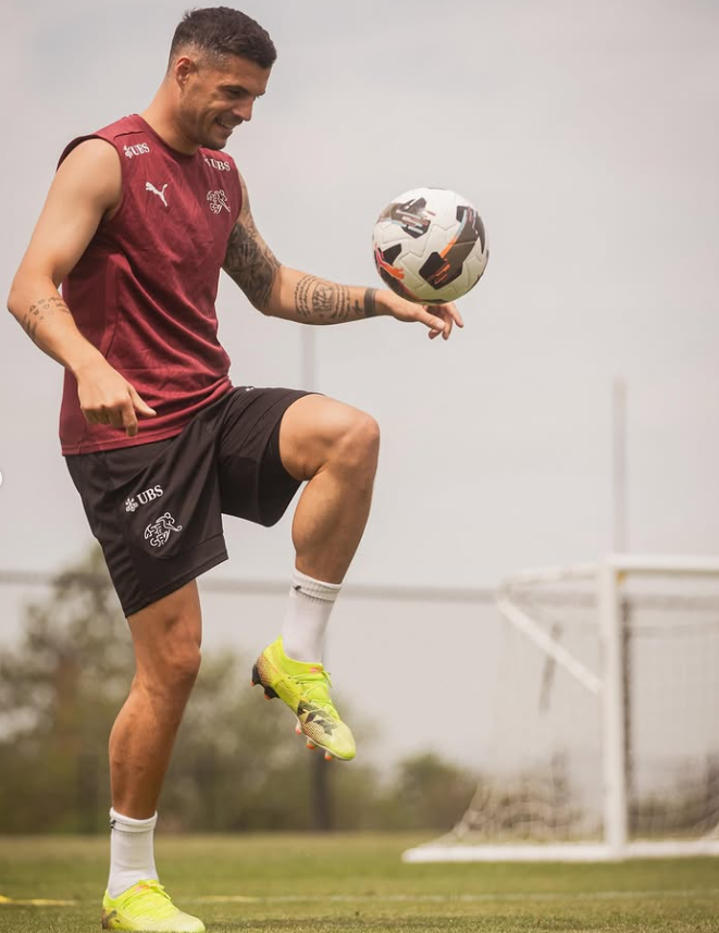 Xhaka, luan kartat ndryshe, transferim në Arabi