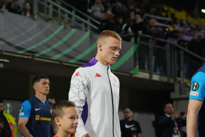Manchester United drejt mbrojtësit në Serinë A
