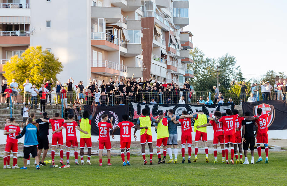 Korcarët në pritje të Lacit të vendit të dytë