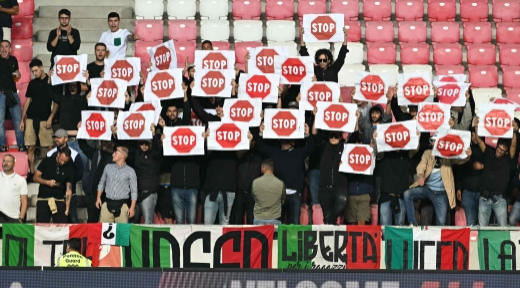 Tifozët italianë përgjigjen me fërshëllima gjatë himnit Izraelit