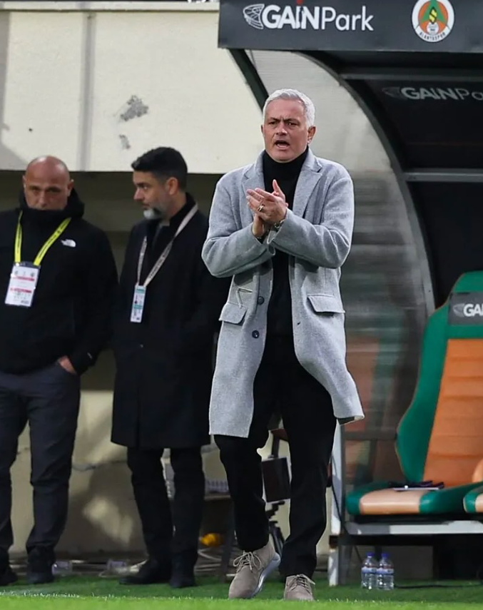Feberbahce ndërmer një hap pas shkarkimit të Mourinhos