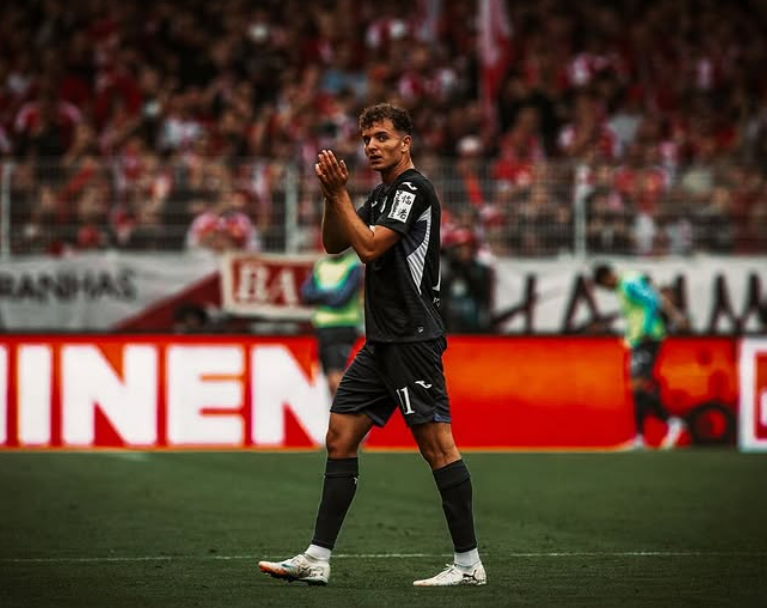 Fisnik Asllani në lojë për Barcelonën