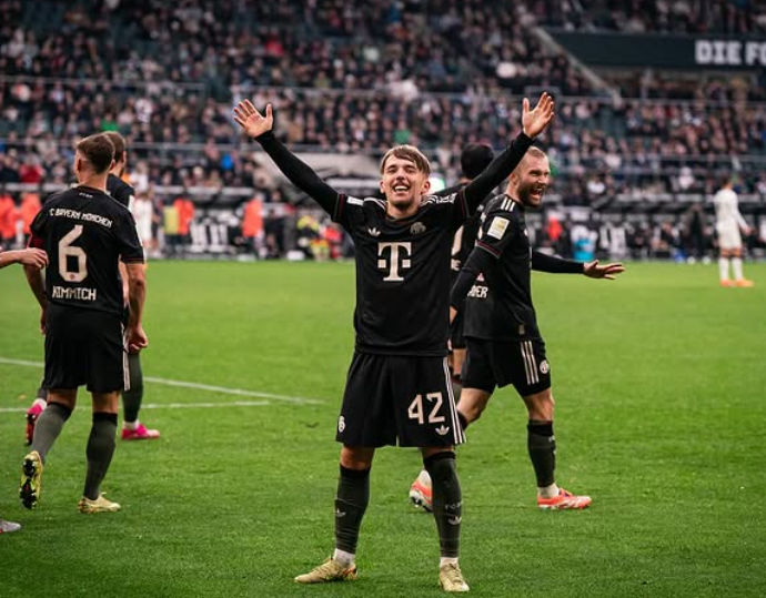 Kompany, Lavdëron adoleshentin e skuadrës