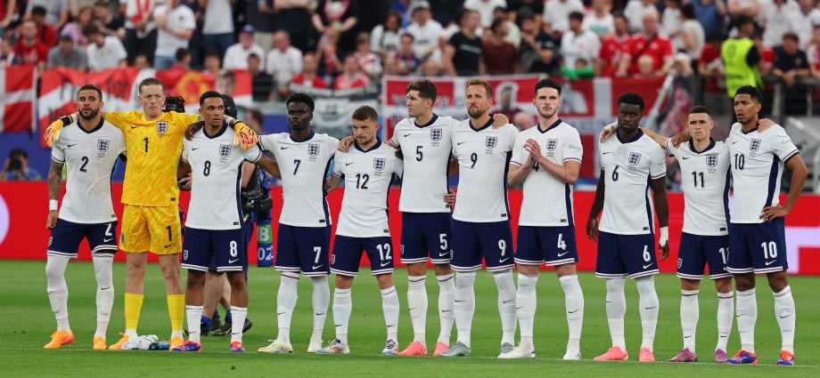 Flick vihet pas një tjetër Anglezi, perforcim i duhur