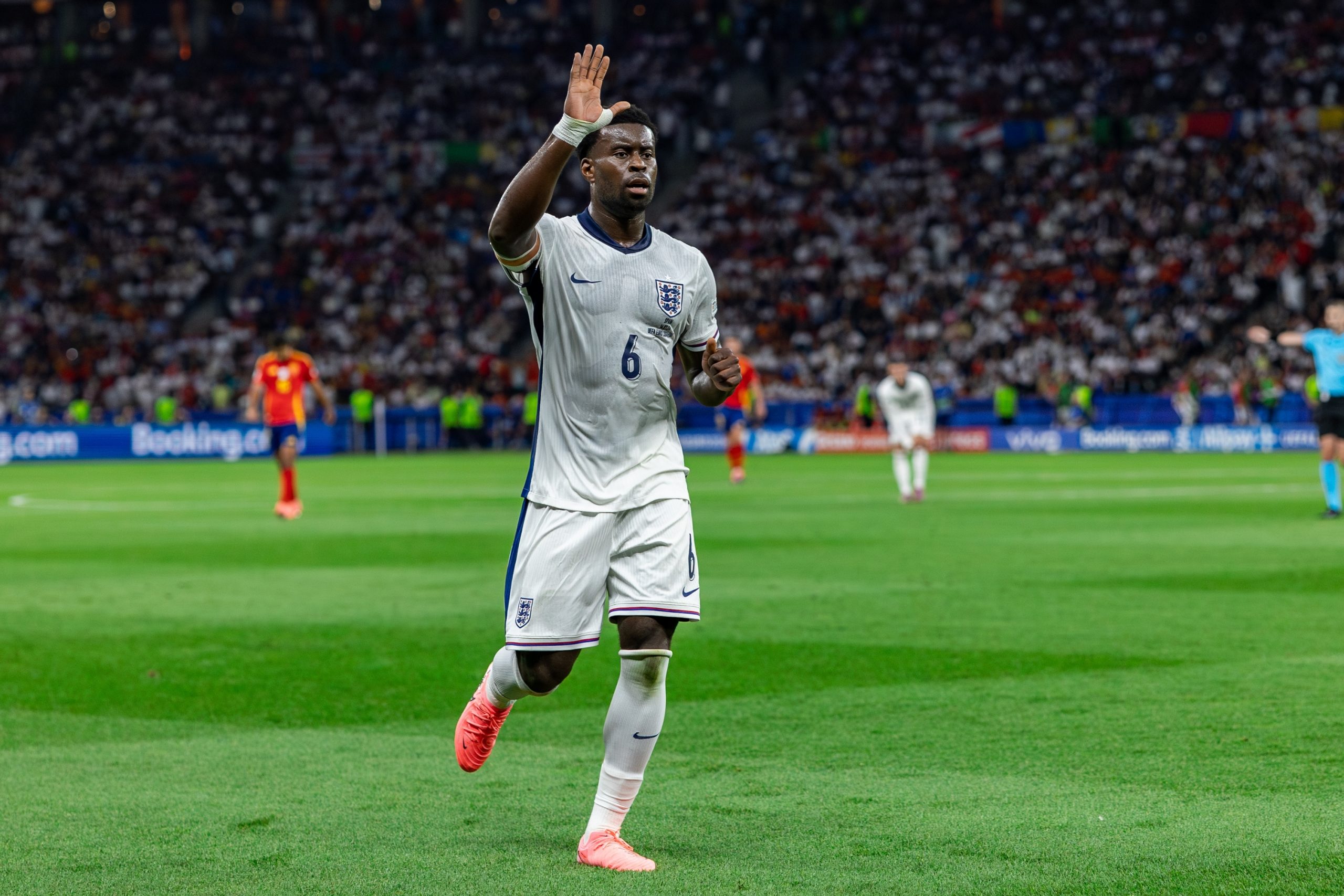 Flick vihet pas një tjetër Anglezi, perforcim i duhur