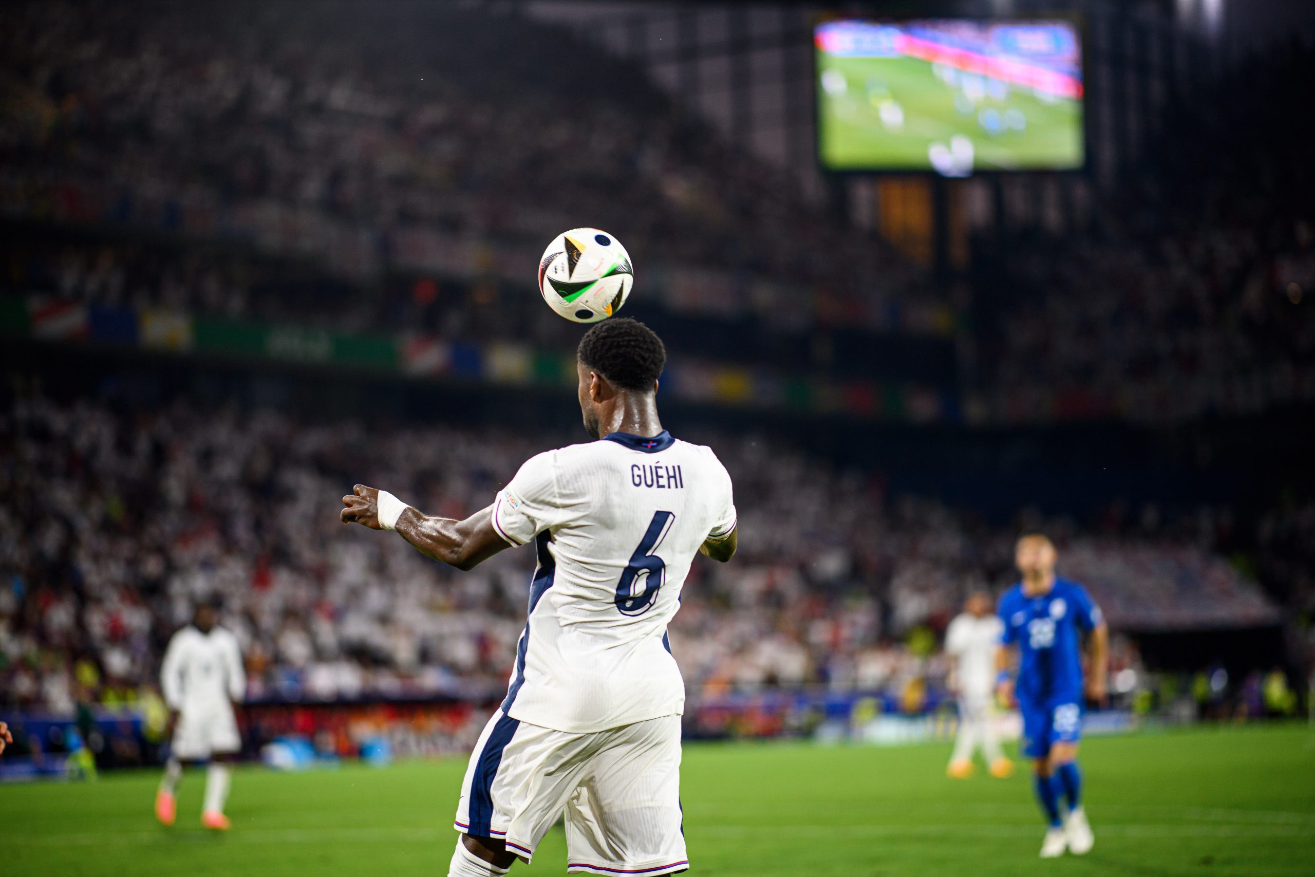 Liverpool vjen me një ofertë për mbrojtësin anglez