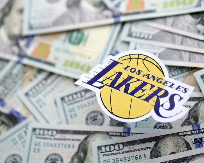 NBA miraton shitjen e Los Lakers, 10 miliard euro