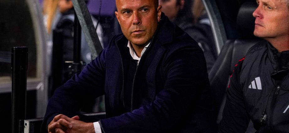 Arne Slot aspak I kërcënuar për të ardhmen e tij