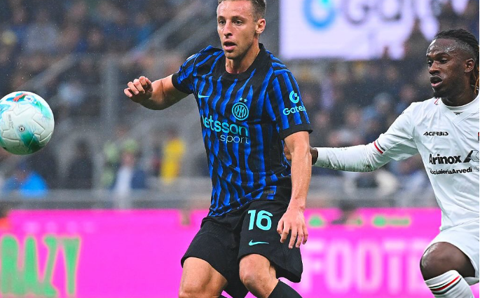 Juventus shtyn më tej bisedimet për të huazuar lojtarin e Inter