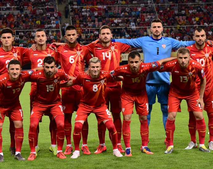 Maqedonia e Veriut drejt Botërorit me një trajner të rri