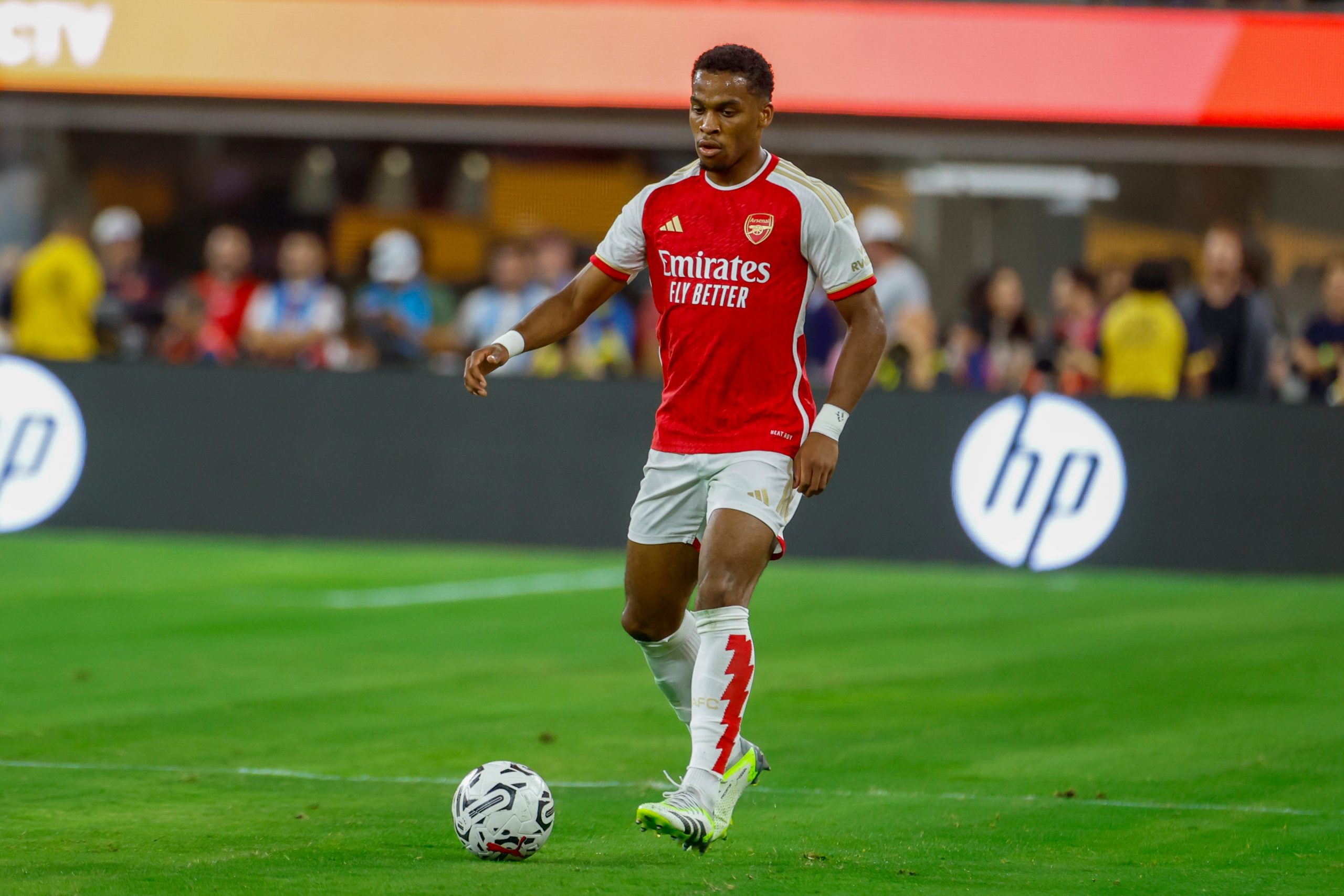 Milan lidhet më tej me transferimin e yllit të Arsenal