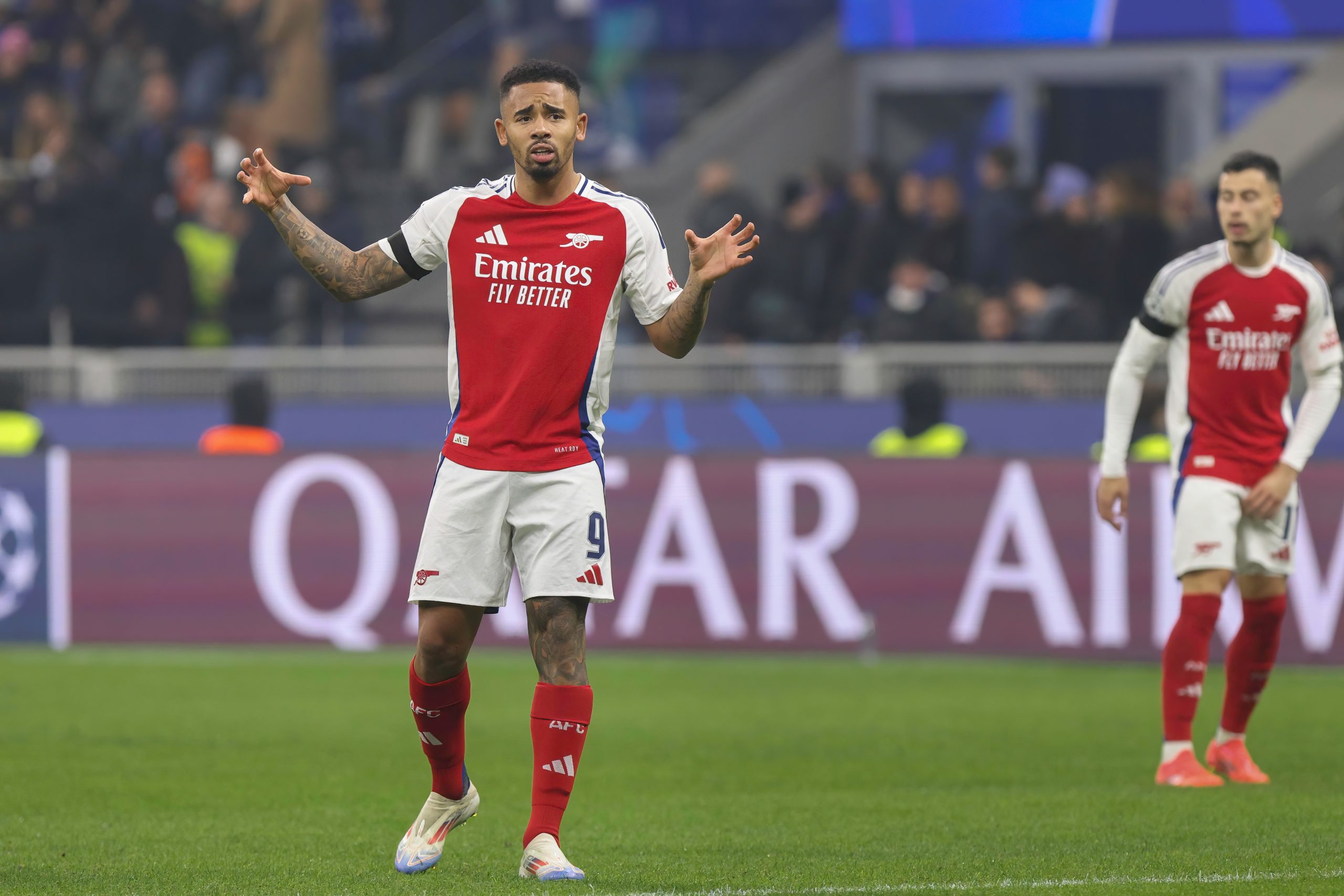 Milan lidhet më tej me transferimin e yllit të Arsenal