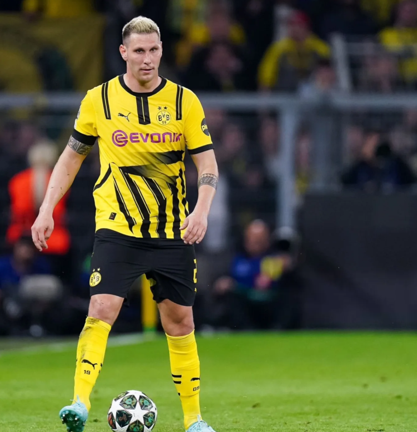 Milan është drejt transferimit të mbrojtësit të Dortmund