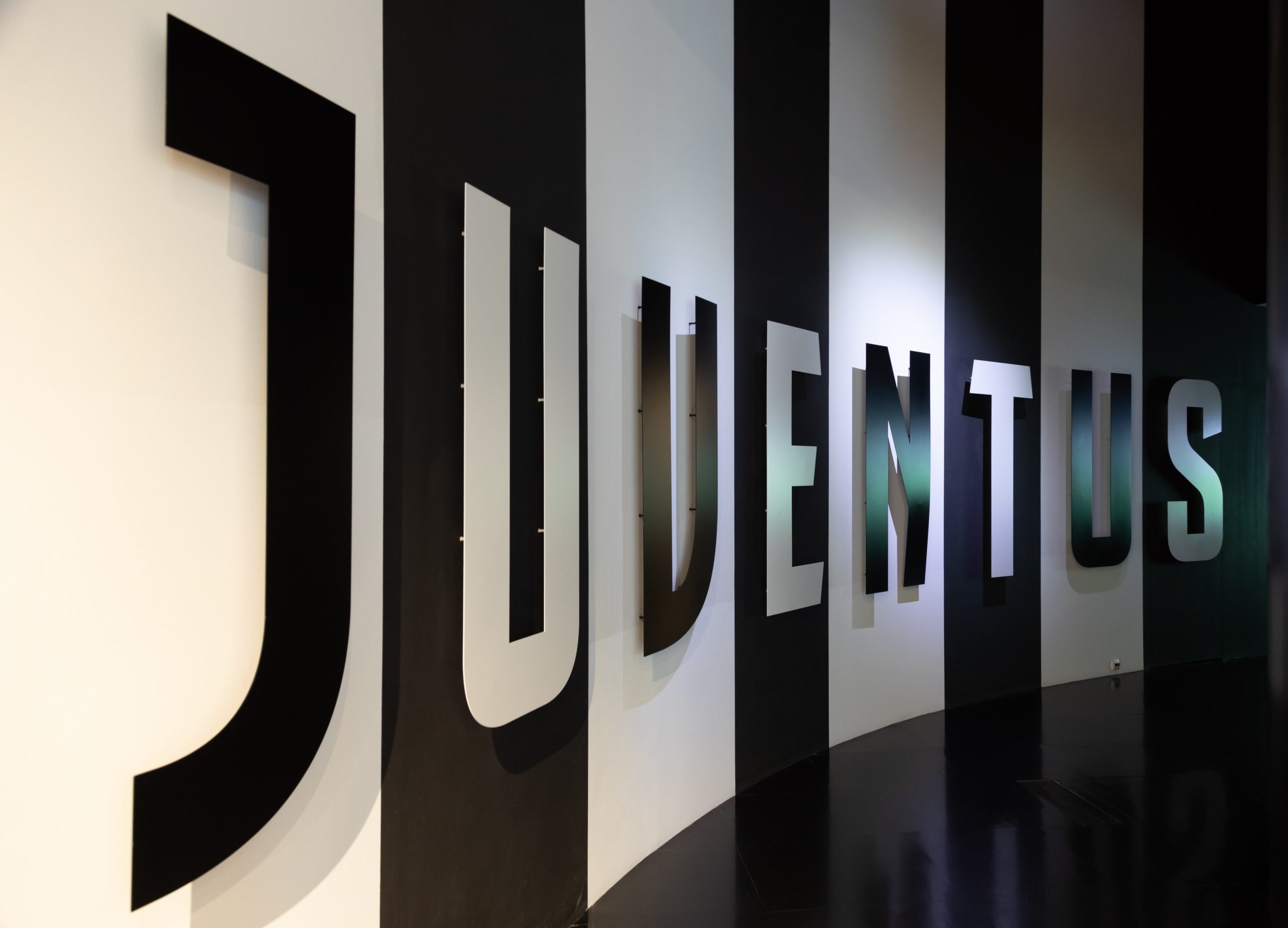 Juventus arrin marrëveshjen me ish yllin e Barcelonës