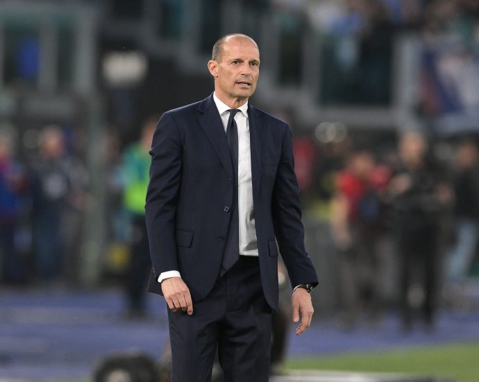 Allegri është duke diskutuar qëndrimin e tij në Milan