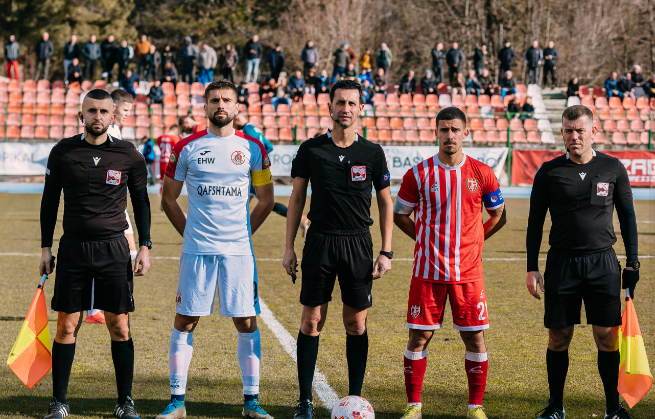 Korabi I vendosur në vendin e tetë të tabelës ende është në rrezikun e këtij sezoni. Objektivat e tyre janë të qarta duke kërkuar që të jenë konkurues. Por, në pesë ndeshjet e fundit ekipi është përballur me serinë e tre humbjeve. Ndjekur vetëm me dy fitore që e bën këtë ndeshje shumë më të vështirë për të. Ata do të kthehen në shtëpi për të pritur Korcarët në një ndeshje mjaft interesante. Edhe pse transferta e tyre e parë e këtij sezoni drejt jug lindjes nuk ishte e favorshme. Ata mundën të shënonin dy gola, sfidë e cila ishte e vlefshme për Kupën e Shqipërisë. Kategoria e Parë do të sjellë dhe sfidën ku ekipet do të kenë mundësi që të sfidojnë njëra tjetrën. Fitorja e fundit në shtëpi, e bën skuadrën të besojë më tej në një rezultat të favorshëm në këtë sfidë. Skënderbeu I distancuar me pesë pikë nga vendi I dytë është duke mbajtur kryesinë e këtij kampionati. Korcarët dukshëm të vendosur në një pozitë më të sigurt kanë mundur të shënojnë një formë të mirë. Duket se Superioria do të jetë destinacioni I tyre I ardhshëm, ekipi në pesë ndeshjet e fundit është I pathyeshëm me katër fitore dhe një barazim. Ndaj dhe gjendja e tyre është e tillë që e shndëron besimin në këtë sfidë.